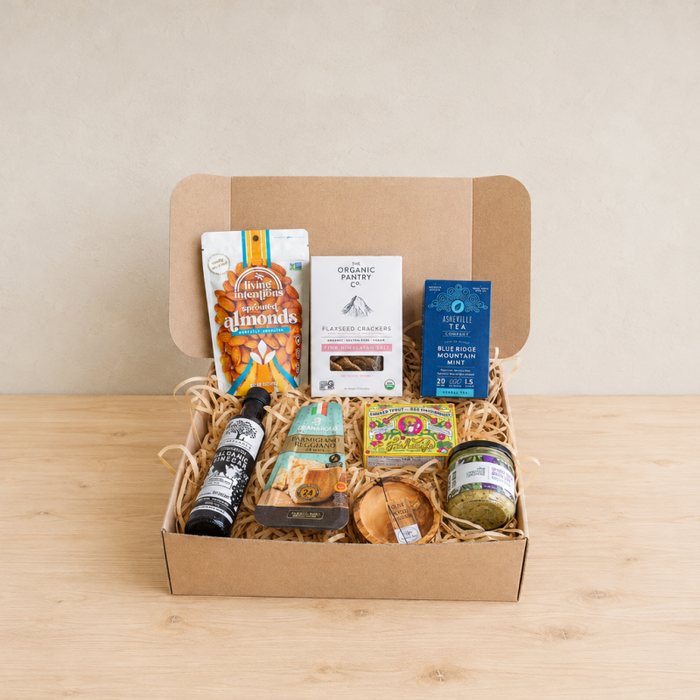 RaizBack gourmet gift box with sprouted almonds, organic flaxseed crackers, balsamic vinegar, Parmesan crisps, mint tea and olive tapenade