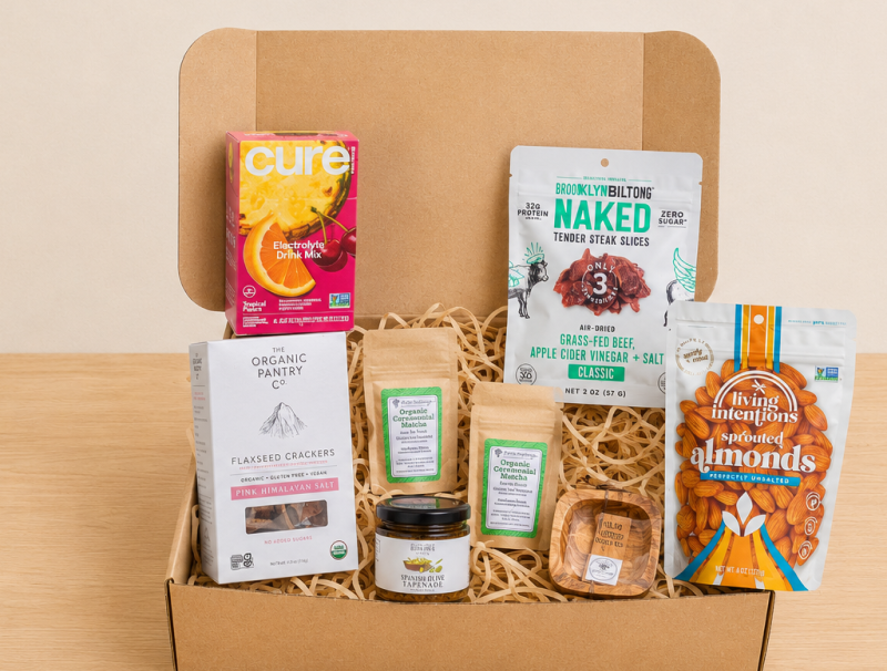 RaizBack gourmet gift box with organic flaxseed crackers, matcha, sprouted almonds, grass-fed biltong and artisanal snacks