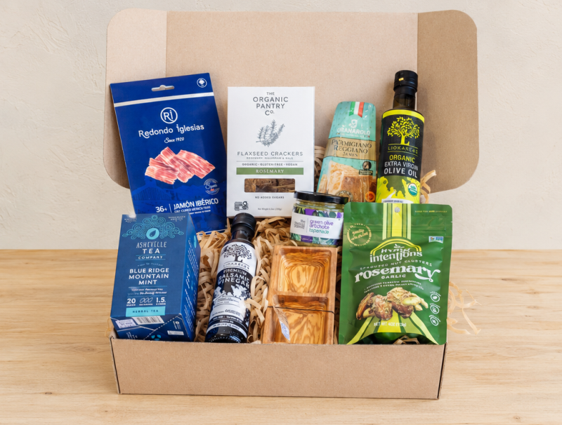 Premium RaizBack gourmet gift box with jamón ibérico, organic olive oil, rosemary crackers, tea and Mediterranean foods